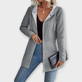 Mariliis | Trendy bunda s kapucňou a modernými prvkami